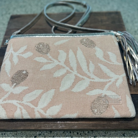 RARE- WKND-WYFR Elegant Beige Floral Clutch/Crossbody - Picture 6 of 6